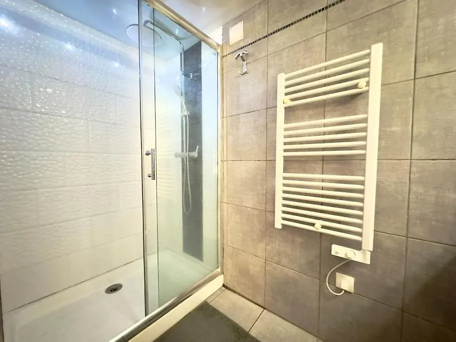 Tres Bel Appartement 5P Montmartre Paris 0*,