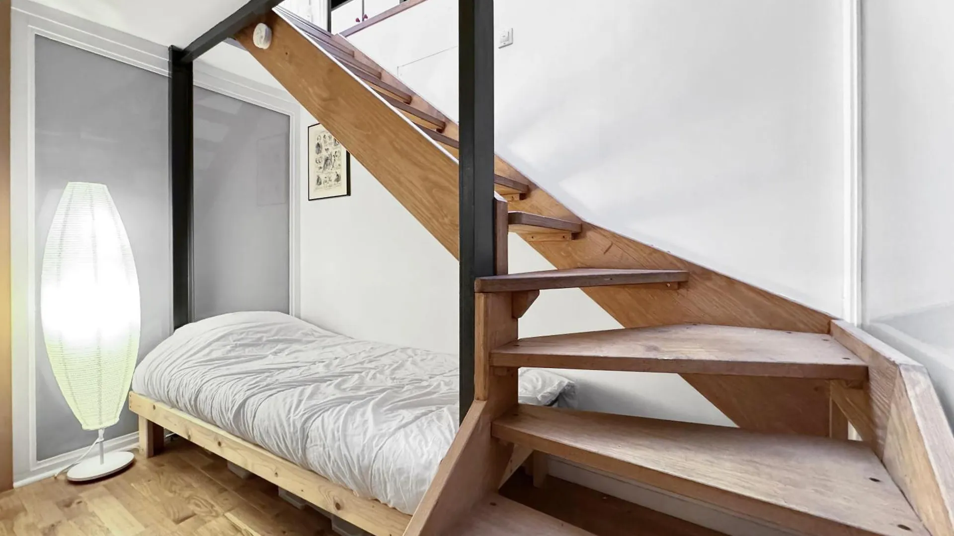 Tres Bel Appartement 5P Montmartre Paris France